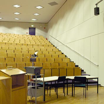 leerer Hoersaal / empty lecture hall
